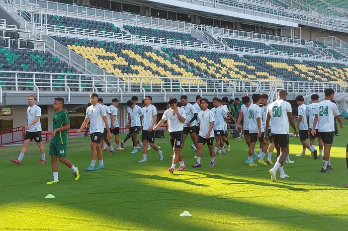 Pemain Persebaya Surabaya saat menjalani official training jelang laga melawan Persija Jakarta, Sabtu (17/6/2023).