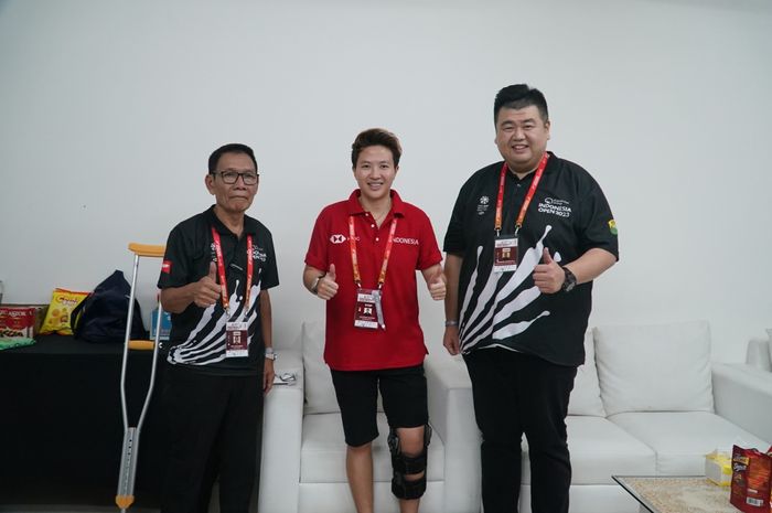 Mantan pebulu tangkis Indonesia, Liliyana Natsir (tengah) bersama Sekjen PBSI Edi Sukarno (kiri) dan Ketua Pengembangan Komersial Armand Darmadji saat pemberian tali asih selepas operasi ACL, Sabtu (17/6/2023).