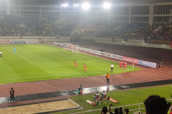 Selebrasi Ramadhan Sananta saat mencetak gol untuk Persis Solo ke gawang Keonbuk Hyundai Motors di Stadion Manahan, Solo, Sabtu (17/6/2023).