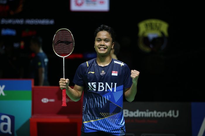 Pebulu tangkis tunggal putra Indonesia, Anthony Sinisuka Ginting, berpose setelah memastikan diri ke final Indonesia Open 2023 di Istora Senayan Jakarta, Sabtu (17/6/2023).