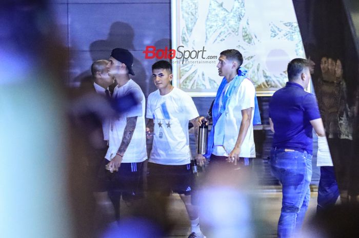 Thiago Almada (tengah) dan Nahuel Molina (kanan) dalam rombongan timnas Argentina saat kembali ke penginapan di kawasan Jakarta, Sabtu (18/6/2023) malam