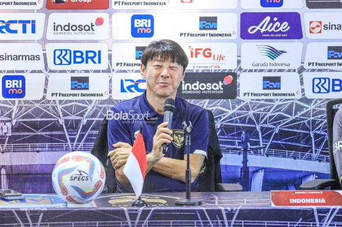 Pelatih timnas Indonesia, Shin Tae-yong, saat memberikan keterangan kepada awak media dalam sesi jumpa pers di Media Center Stadion Utama Gelora Bung Karno, Senayan, Jakarta, Minggu (18/6/2023).