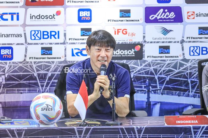 Pelatih timnas Indonesia, Shin Tae-yong, saat memberikan keterangan kepada awak media dalam sesi jumpa pers di Media Center Stadion Utama Gelora Bung Karno, Senayan, Jakarta, Minggu (18/6/2023).