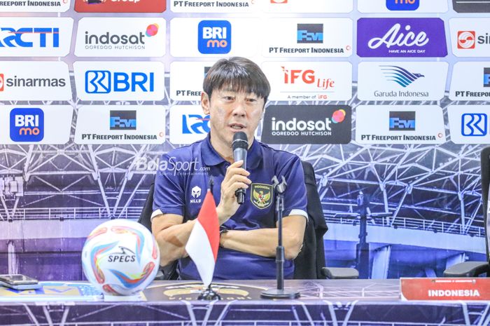 Pelatih timnas Indonesia, Shin Tae-yong, saat memberikan keterangan kepada awak media dalam sesi jumpa pers di Media Center Stadion Utama Gelora Bung Karno, Senayan, Jakarta, Minggu (18/6/2023).