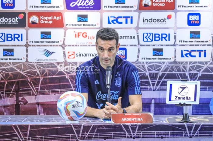 Pelatih timnas Argentina, Lionel Scaloni, sedang memberikan keterangan kepada awak media dalam sesi jumpa pers di Media Center Stadion Utama Gelora Bung Karno, Senayan, Jakarta, Minggu (18/6/2023) malam.