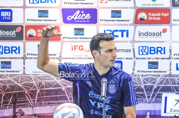 Pelatih timnas Argentina, Lionel Scaloni, sedang memberikan keterangan kepada awak media dalam sesi jumpa pers di Media Center Stadion Utama Gelora Bung Karno, Senayan, Jakarta, Minggu (18/6/2023) malam.