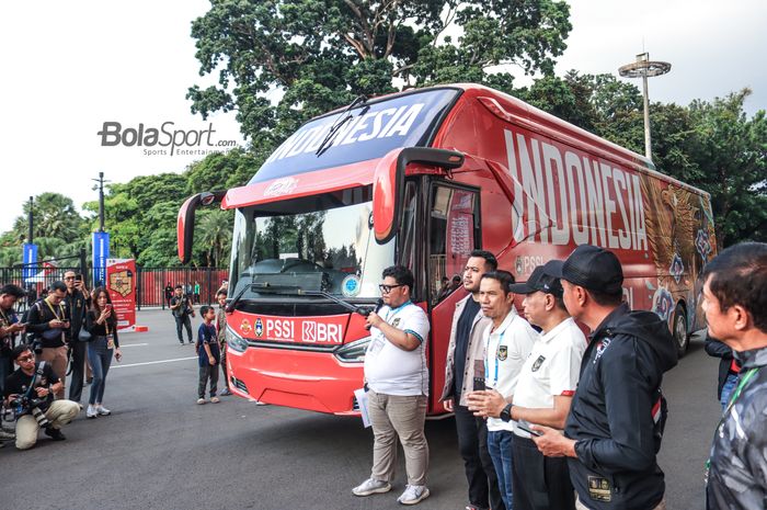 Bus timnas Indonesia yang baru diluncurkan di area luar Stadion Utama Gelora Bung Karno, Senayan, Jakarta, Minggu (18/6/2023) siang.