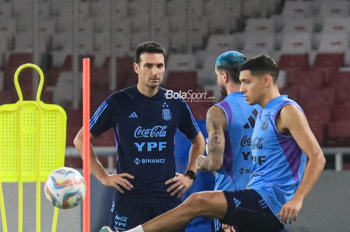 Pelatih timnas Argentina, Lionel Scaloni, sedang memantau latihan timnya di Stadion Utama Gelora Bung Karno, Senayan, Jakarta, Minggu (18/6/2023) malam.