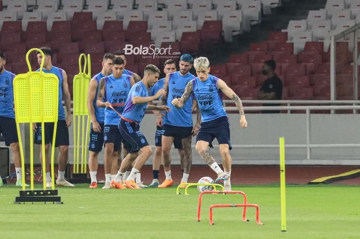 Alejandro Garnacho (kanan) sedang berlatih bersama timnas Argentina di Stadion Utama Gelora Bung Karno, Senayan, Jakarta, Minggu (18/6/2023) malam.