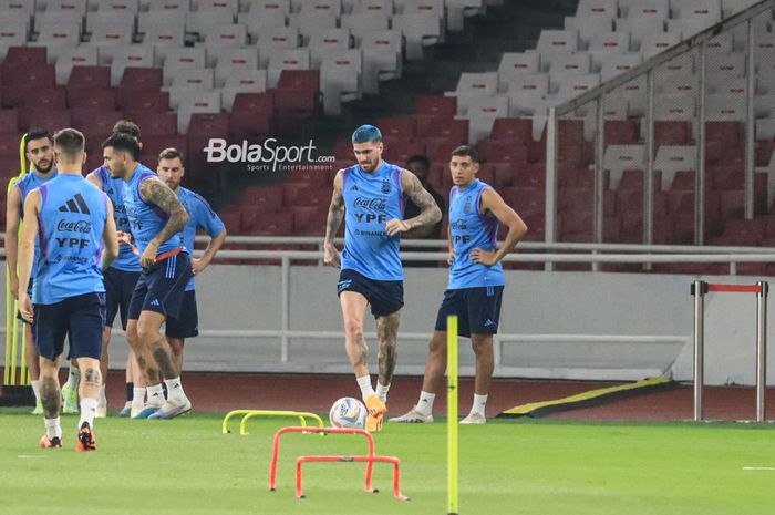 Rodrigo De Paul (tengah) sedang berlatih bersama timnas Argentina di Stadion Utama Gelora Bung Karno, Senayan, Jakarta, Minggu (18/6/2023) malam.