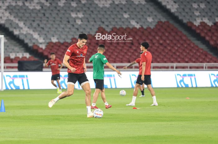 Elkan Baggott (kiri) sedang berlatih bersama timnas Indonesia di Stadion Utama Gelora Bung Karno, Senayan, Jakarta, Minggu (18/6/2023).