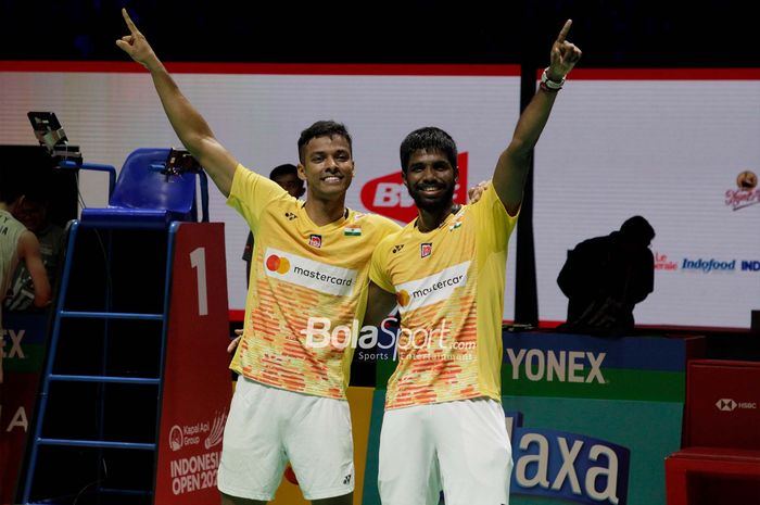 Ganda putra India, Satwiksairaj Rankireddy/Chirag Shetty, merayakan keberhasilan mereka usai menjuarai Indonesia Open 2023