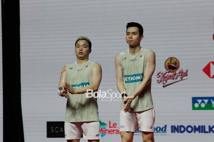 Pasangan ganda putra Malaysia, Aaron Chia/Soh Wooi Yik, berdiri di podium runner-up Indonesia Open 2023 di Istora Senayan, Jakarta, Minggu, 18 Juni 2023