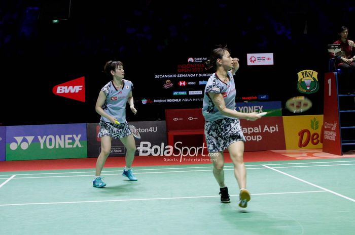 Ganda putri Jepang, Yuki Fukushima/Sayaka Hirota dalam laga final Indonesia Open 2023 di Istora Senayan, Jakarta, Minggu (18/6/2023).