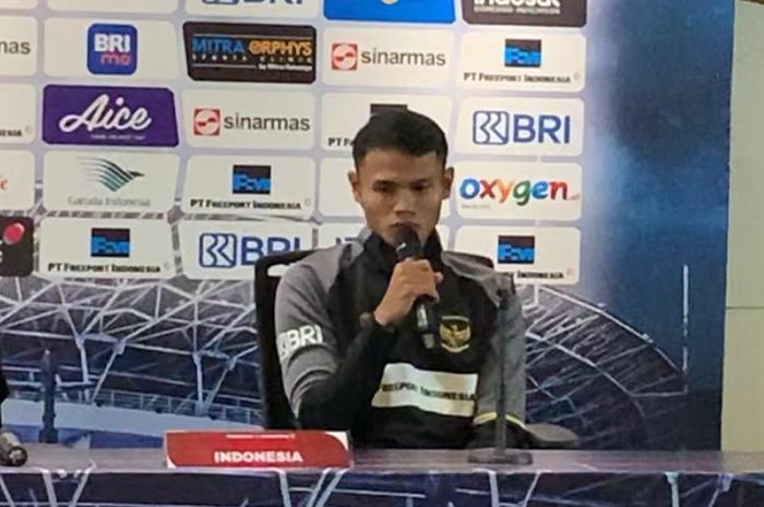 Penyerang timnas Indonesia, Dimas Drajad dalam sesi jumpa pers di ruang jumpa pers SUGBK, Minggu (18/6/2023).