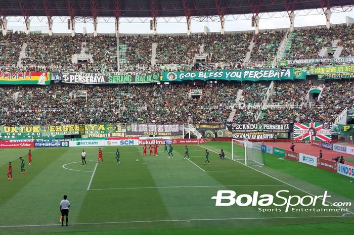 Suasana laga bertajuk Persebaya 96 Aniversary Game antara Persebaya Surabaya vs Persija Jakarta di Stadion Gelora Bung Tomo, Surabaya, Minggu (18/6/2023).