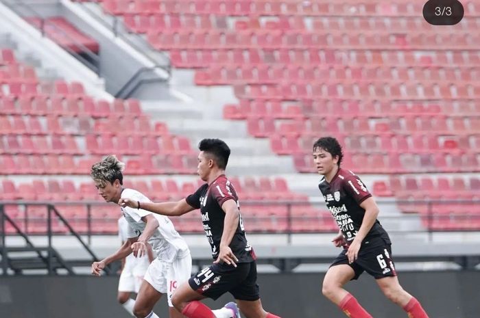 Suasana pertandingan uji coba antara Arema FC versus Bali United di Stadion Kapten I Wayan Dipta, Gianyar, Bali pada Minggu (18/6/2023)