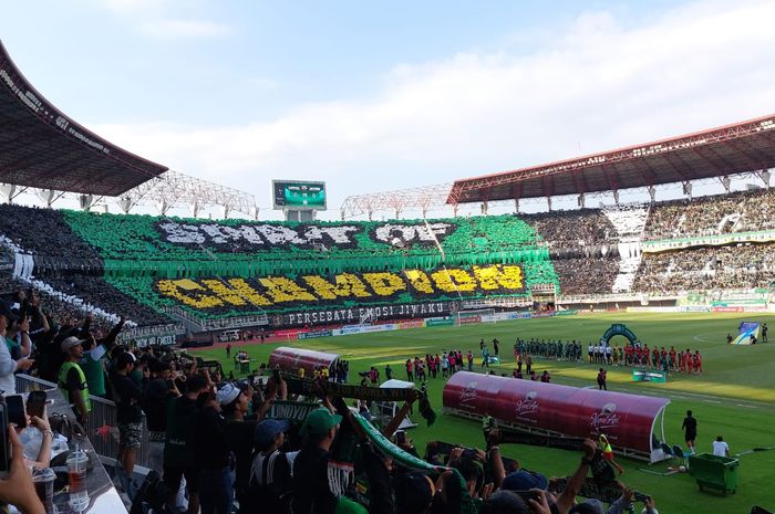 Aksi Bonek saat laga Persebaya Surabaya vs Persija Jakarta, Minggu (18/6/2023).