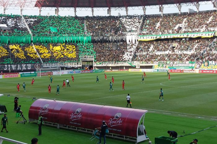 Suasana pertandingan antara Persebaya Surabaya vs Persija Jakarta, Minggu (18/6/2023).