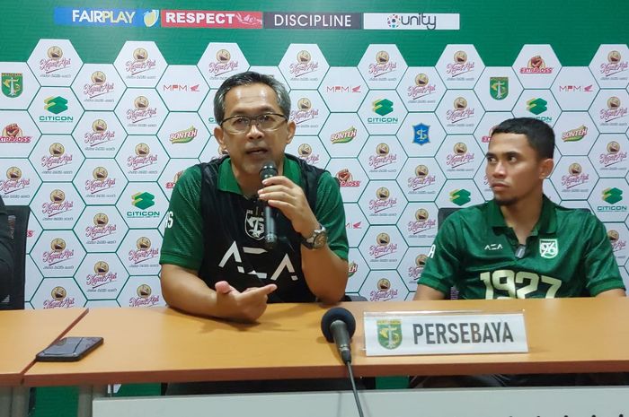 Pelatih Persebaya Surabaya, Aji Santoso, pada sesi jumpa pers seusai laga uji coba melawan Persija Jakarta, Minggu (18/6/2023).