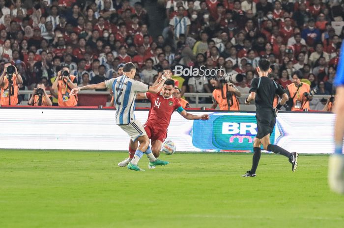 Bek sayap kanan timnas Indonesia, Asnawi Mangkualam Bahar (kanan), sedang menekel bola lawan dalam laga FIFA Matchday di Stadion Utama Gelora Bung Karno, Senayan, Jakarta, Senin (19/6/2023) malam.