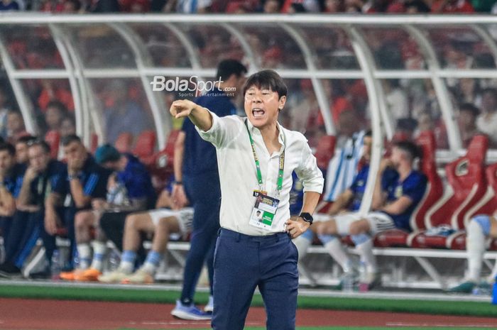 Pelatih timnas Indonesia, Shin Tae-yong, sedang memberikan intruksi kepada para pemainnya saat berlaga di Stadion Utama Gelora Bung Karno, Senayan, Jakarta, Senin (19/6/2023) malam.