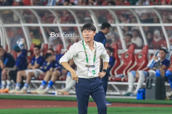 Pelatih timnas Indonesia, Shin Tae-yong, sedang memantau para pemainnya berlaga di Stadion Utama Gelora Bung Karno, Senayan, Jakarta, Senin (19/6/2023) malam.