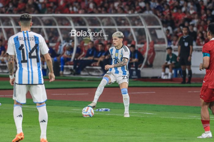 Pemain timnas Argentina, Alejandro Garnacho (tengah), sedang menguasai bola saat bertanding dalam laga FIFA Matchday di Stadion Utama Gelora Bung Karno, Senayan, Jakarta, Senin (19/6/2023) malam.