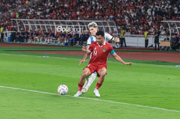 Bek sayap kanan timnas Indonesia, Asnawi Mangkualam Bahar (depan), sedang menguasai bola dan berusaha direbut pemain timnas Argentina bernama Alejandro Garnacho (belakang) saat bertanding di Stadion Utama Gelora Bung Karno, Senayan, Jakarta, Senin (19/6/2023) malam.