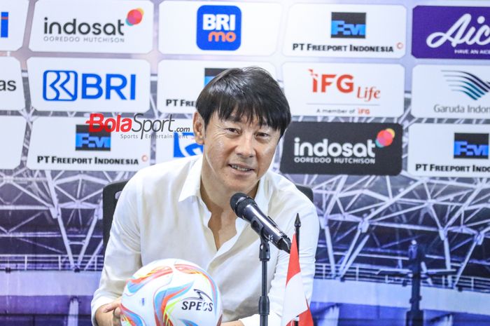 Pelatih timnas Indonesia, Shin Tae-yong, sedang memberikan keterangan kepada awak media di Media Center Stadion Utama Gelora Bung Karno, Senayan, Jakarta, Senin (19/6/2023) malam.