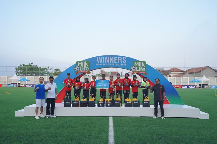 Juara MilkLife Soccer Challenge 2023 kelompok usia U-13, SD 2 Renden