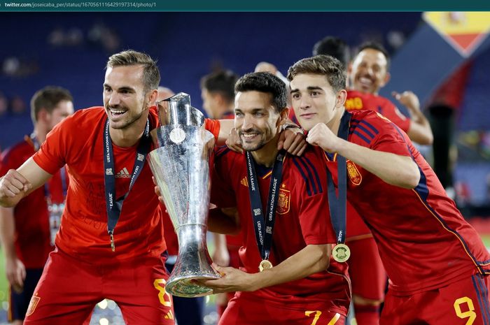 Momen Fabian Ruiz, Jesus Navas, dan Gavi berfoto bersama trofi UEFA Nations League usai Spanyol menjadi juara, Minggu (18/6/2023) atau Senin dini hari WIB.