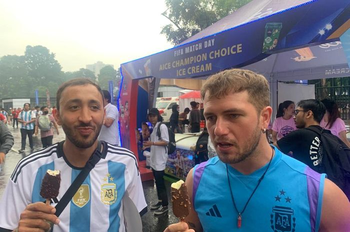 Suporter Argentina, Martin, rela jauh-jauh dari Australia hanya untuk menonton duel timnas Indonesia vs tim Tango di Stadion Utama Gelora Bung Karno (SUGBK), Senayan, Jakarta Pusat, Senin (19/6/2023).