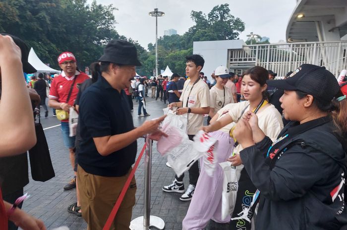 Garuda Store bagi-bagi merchandise bertulisan timnas Indonesia.