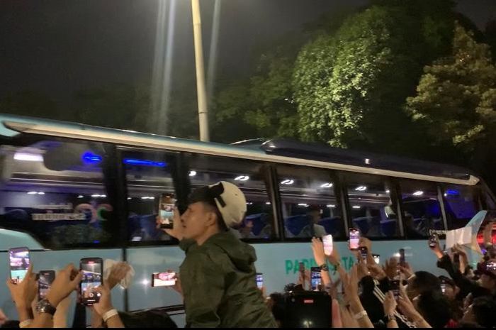 Suporter antusias saat bus Argentina keluar stadion.