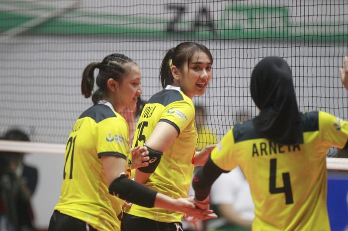 Yolla Yuliana (tengah) saat beraksi membela timnas Voli Putri Indonesia melawan Makau pada AVC Challenge Cup 2023, Minggu (18/6/2023)