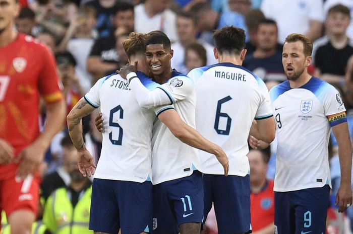 Para pemain Inggris merayakan gol yang dicetak Marcus Rashford ke gawang Makedonia Utara, Selasa (20/6/2023).