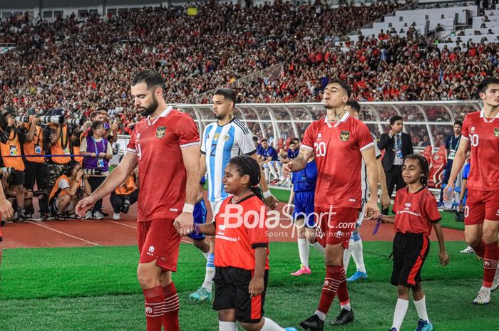 Sejumlah pemain Papua Football Academy turut menjadi player escort saat laga FIFA Matchday timnas Indonesia versus timnas Argentina di Stadion Utama Gelora Bung Karno, Senayan, Jakarta, Selasa (20/6/2023) malam.