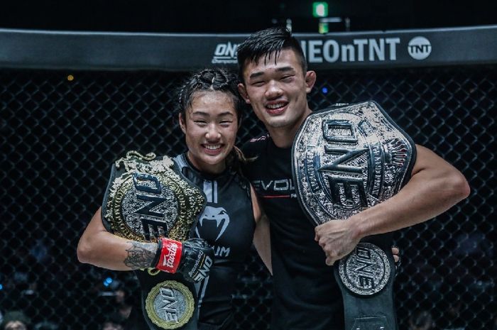 Kakak beradik juara ONE Championship, Angela Lee dan Christian Lee.