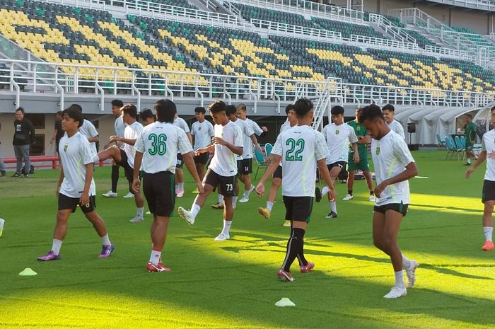 Pemain Persebaya Surabaya melakukan official training jelang pertandingan melawan Persija Jakarta, Sabtu (17/6/2023).