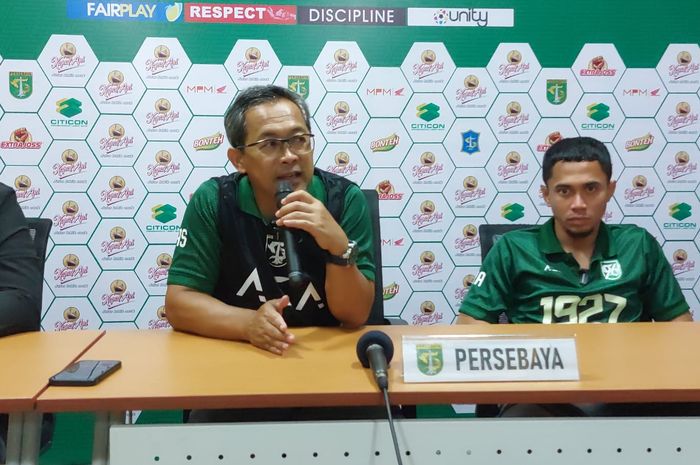 Pelatih Persebaya Surabaya, Aji Santoso, memberikan keterangan kepada media setelah pertandingan melawan Persija Jakarta, Minggu (18/6/2023).