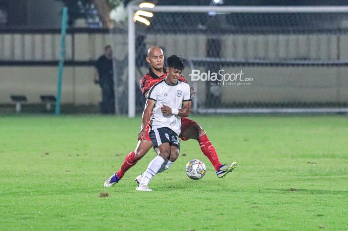 Pemain RANS Nusantara FC, Abdurrahman (depan), sedang berusaha melewati penjagaan bek Persija Jakarta bernama Dandi Maulana (belakang) dalam laga uji coba di Stadion PTIK, Blok M, Jakarta, Rabu (21/6/2023) malam.