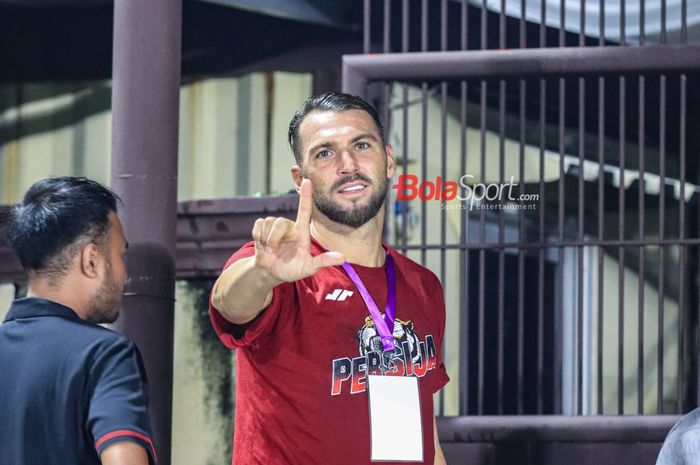 Striker asing pemain Persija Jakarta, Marko Simic (tengah), sedang berfoto di Stadion PTIK, Blok M, Jakarta, Rabu (21/6/2023) malam.