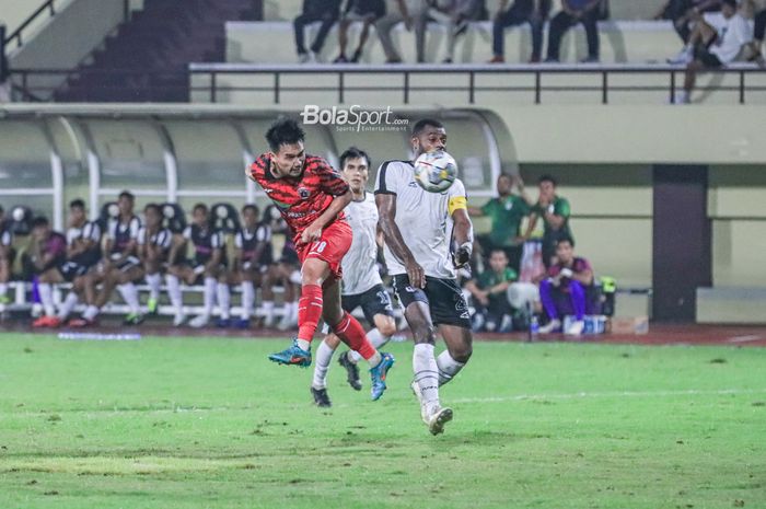 Pemain Persija Jakarta, Witan Sulaeman (kiri), sedang menyundul bola dalam laga uji coba di Stadion PTIK, Blok M, Jakarta, Rabu (21/6/2023) malam.