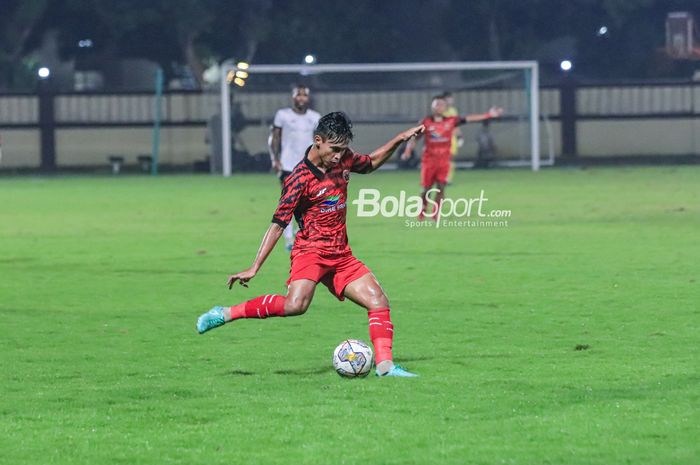 Pemain Persija Jakarta, Alfriyanto Nico, sedang menguasai bola saat bertanding dalam laga uji coba di Stadion PTIK, Blok M, Jakarta, Rabu (21/6/2023) malam.