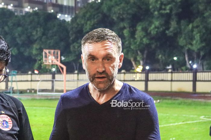 Pelatih Persija Jakarta, Thomas Doll, sedang memberikan keterangan kepada awak media setelah laga uji coba di Stadion PTIK, Blok M, Jakarta, Rabu (21/6/2023) malam.