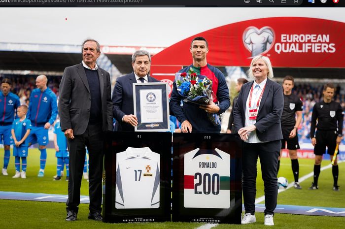 Cristiano Ronaldo memecahkan rekor sebagai pemain sepak bola pria pertama dengan 200 caps untuk timnas.