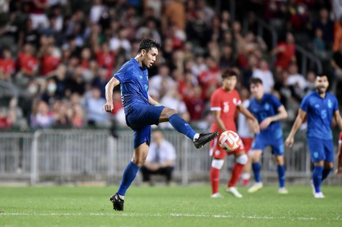 Aksi striker Timnas Thailand Teerasil Dangda saat menghadapi Hong Kong dalam pertandingan uji coba, Senin (19/6/2023).