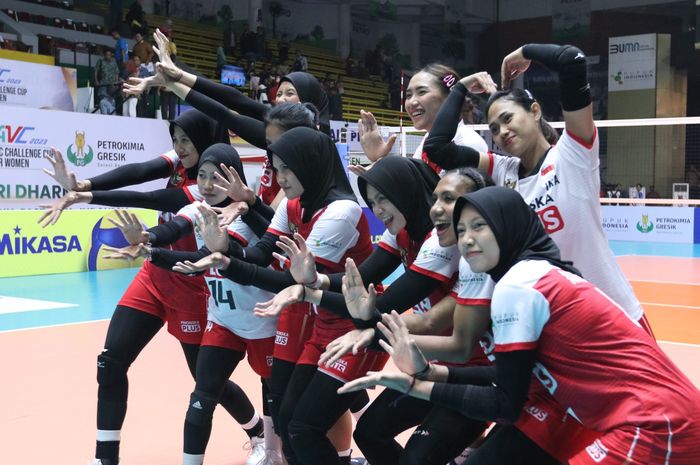 Tim voli putri Indonesia berpose setelah memastikan diri ke semifinal AVC Challenge Cup 2023 setelah mengalahkan Australia 3-0 pada penentuan juara Grup A di GOR Tri Dharma, Gresik, Rabu (21/6/2023).