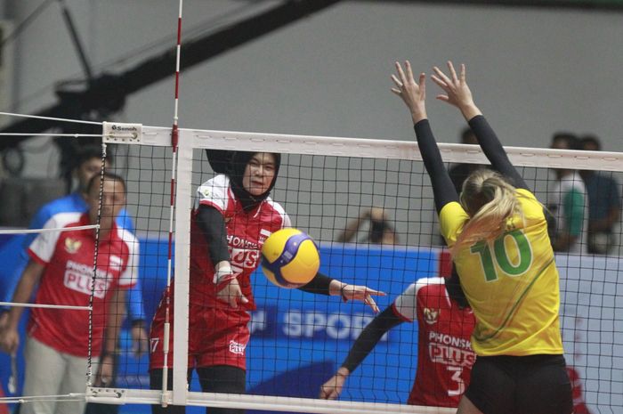 Tim voli putri Indonesia menghadapi Australia pada penentuan juara Grup A AVC Challeng Cup 2023 di GOR Tri Dharma, Gresik, Rabu (21/6/2023).